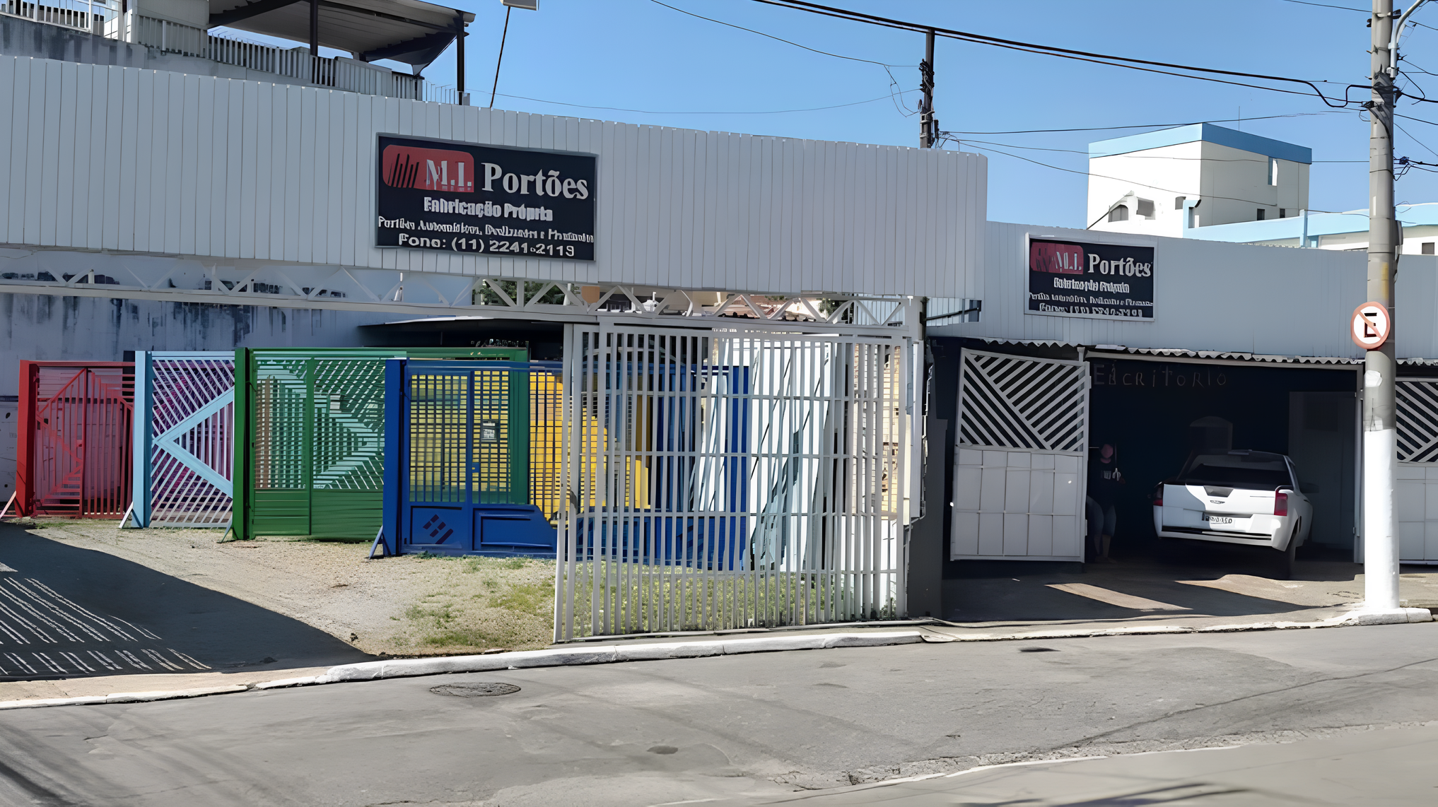 Portão automático sob medida em uma fachada contemporânea