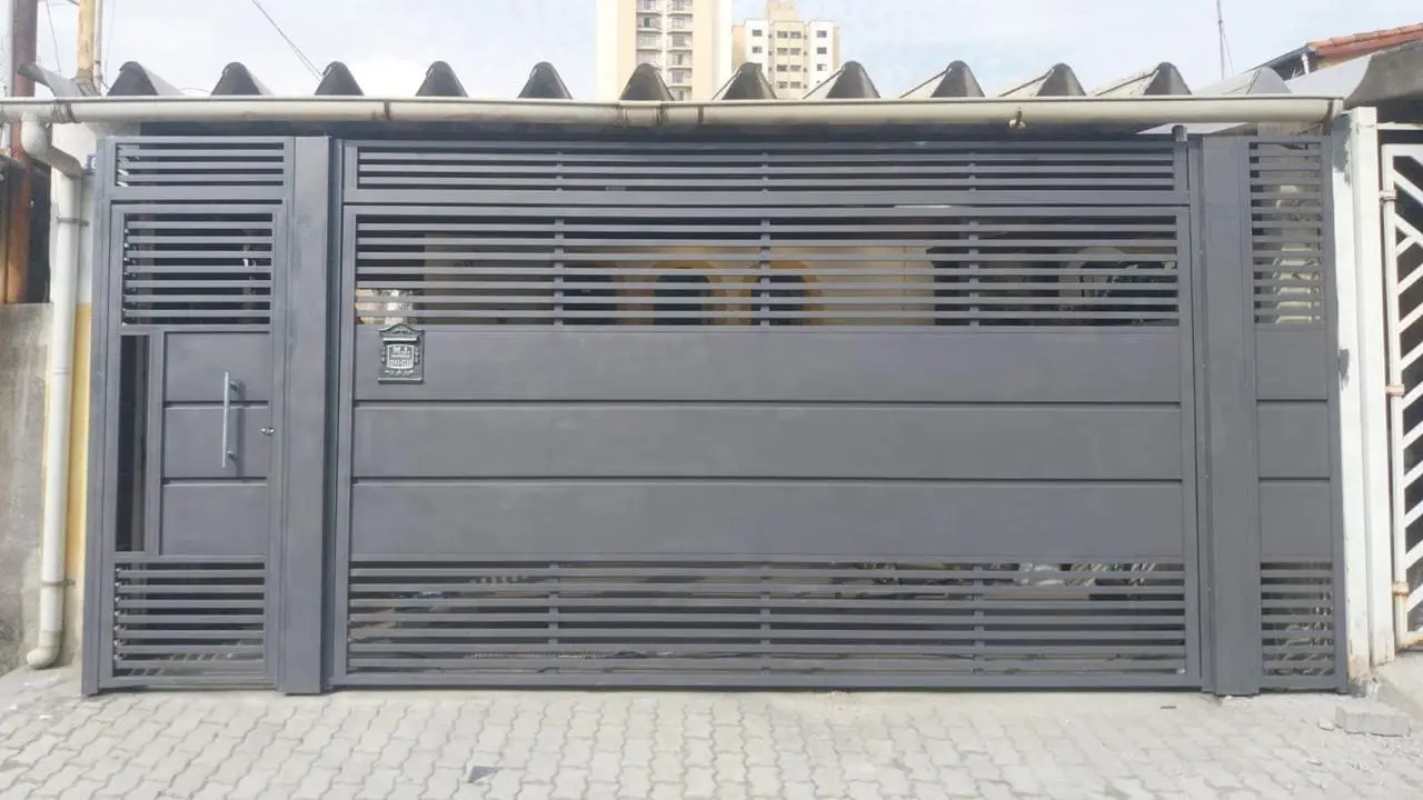 Portão basculante instalado pela M.I. Portões